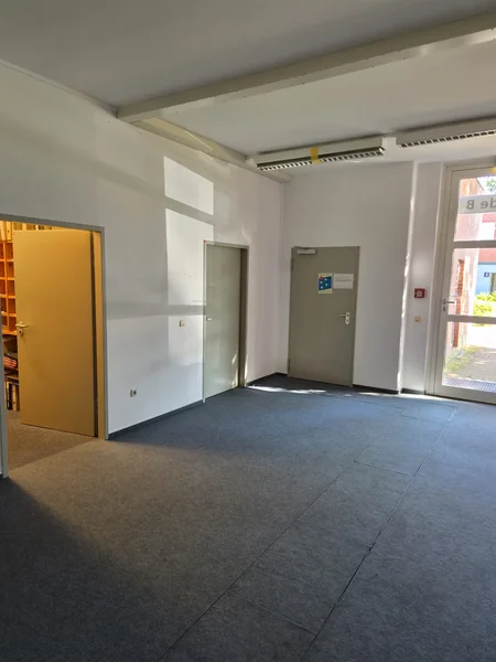 Zweifarbig gestrichener Flurbereich der Stadtverwaltung Kiel